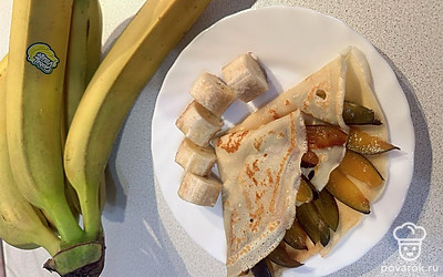 Банан нарезаем кружочками. Выкладываем на тарелку вместе с блинчиками. Подаем порционно. Приятного аппетита!