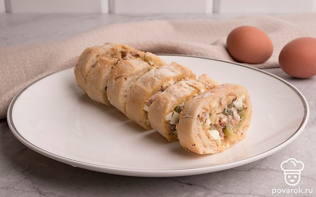 Багет, фаршированный яйцами, шпротами и соленым огурцом — Рецепт с фото