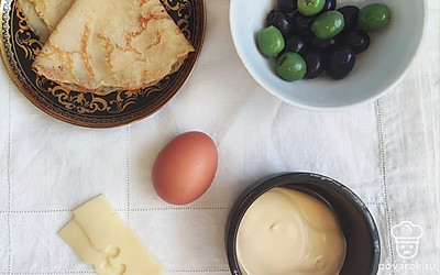 Подготовьте ингредиенты. Отварите яйца. Разогрейте сковороду.