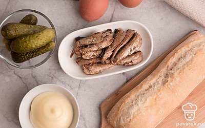 Подготовьте все ингредиенты. Заранее отварите яйца.