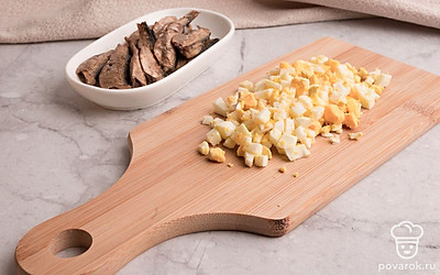 Вареные яйца нарежьте небольшими кубиками.