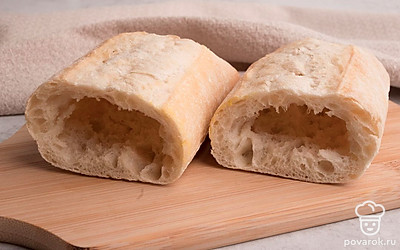 Багет разрежьте пополам и извлеките из него мякоть.