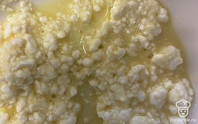 Творог размешать с яйцом и сахаром.