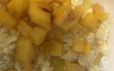 Хурму помыть, почистить и порезать мелкими кусочками.