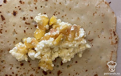 Заранее напеките блины, охладите их. Посередине выложите столовую ложку смеси их творога и хурмы.