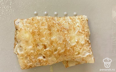 Сверните блин в аккуратный конвертик.