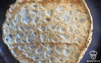 Заранее испеките блины по своему любимому рецепту.