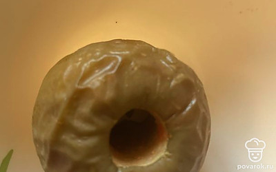 Яблоко помойте, запеките (можно воспользоваться микроволновой печью).