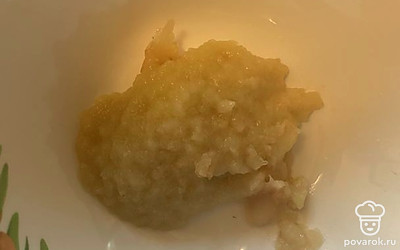 С помощью терки сделайте пюре из печеного яблока.