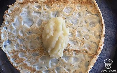 Выложите пюре посередине блина.