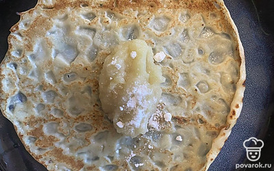 Посыпьте сахарной пудрой.