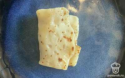 Сверните конвертиком блин и можно подавать ко столу.