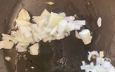 Лук почистите, помойте, порежьте на мелкие кусочки. Поставьте жариться на растительном масле.