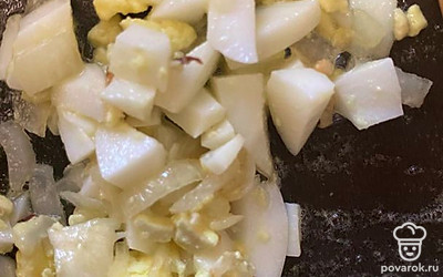 Яйцо отварите, почистите, порежьте мелко и добавьте обжариться к луку.