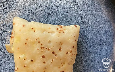 Сверните в конвертик. Обжарьте с двух сторон и подавайте к чаю.