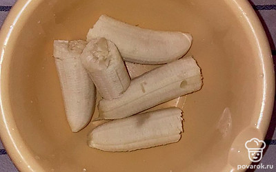 Бананы разломить и сложить в глубокую миску.