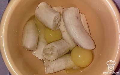 Добавить к бананам яйца.