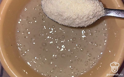 Ввести муку и перемешать венчиком.