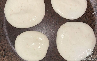 Выложить блинчики ложкой на разогретую сковородку.