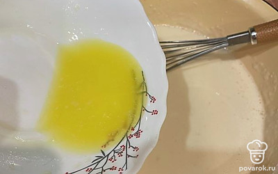 Делаем блинчики по своему любимому рецепту. Поделюсь своим. Нам потребуется молока 500 миллилитров, муки 200 грамм, соли 0,5 чайной ложки, сахара 2 столовые ложки, растопленного сливочного масла 30 грамм, 3 яйца.
Все смешиваем и выпекаем блинчики. Получаются тонкие, отлично подходят для фарширования.