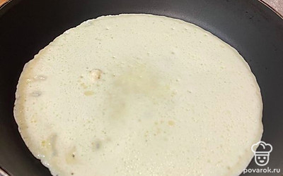 Выпекаем блины, обжариваем с двух сторон.