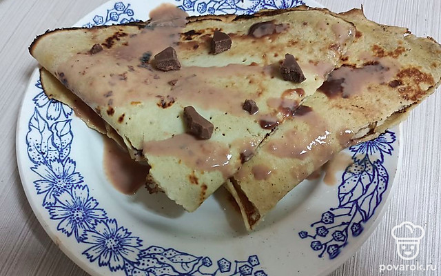 Блинные конвертики с бананом и шоколадом — Рецепт с фото