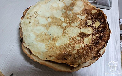 Берем блины, которые вы испекли по вашему любимому рецепту или купили в магазине. Начиняем блины бананом.