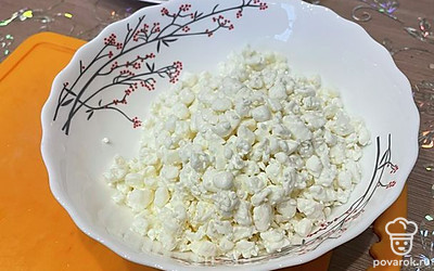 Делаем творожную начинку. Высыпаем в миску пачку творога. Если у вас зернистый, разминаем блендером.