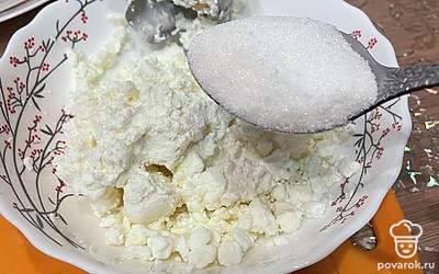 Добавляем ложку сахара, продолжаем разминать и перемешивать.