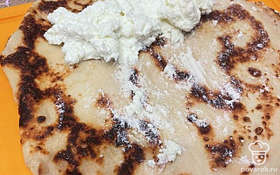 На край блинчика выкладываем творожную начинку. Сворачиваем блин любым удобным способом.