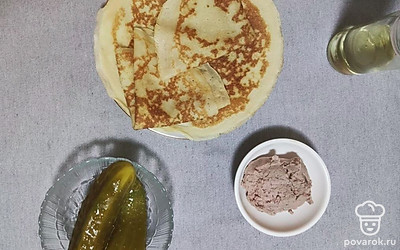 Подготавливаем продукты. Печем блины по любимомму рецепту. Нарезаем огурчики колечками. Разогреваем духовку до 180 градусов при режиме «верх-низ».