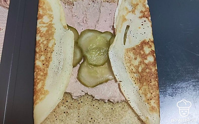 Подворачиваем края и заворачиваем блин.