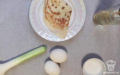 Подготавливаем продукты. Печем блины по любимому рецепту. Отвариваем яйца. Разогреваем духовку до 180 градусов при режиме «верх-низ». Ставим на средний огонь сковородку.