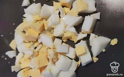 Нарезаем отварные яйца кубиками.