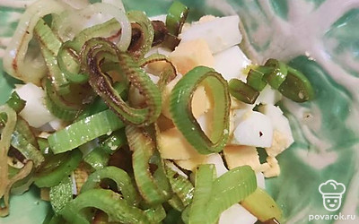 Соединяем лук, яйцо. Солим по вкусу.