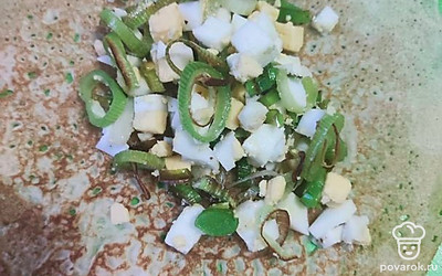 Выкладываем начинку на блин, закрываем конвертиком. Отправляем в духовку на 5-7 минут.