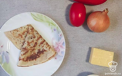 Подготавливаем продукты. Печем блины по любимому рецепту. Разогреваем духовку до 180 градусов при режиме «верх-низ». Разогреваем на среднем огне сковородку.