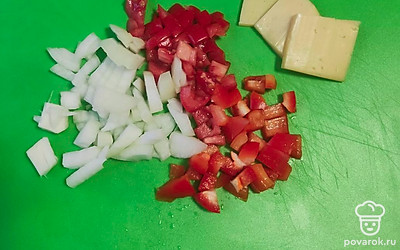 Нарезаем овощи кубиком, а сыр пластинками.