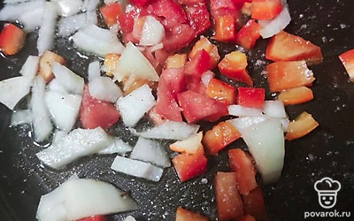 Овощи отправляем жарить на оливковом масле, на 5-10 минут, постоянно помешивая.