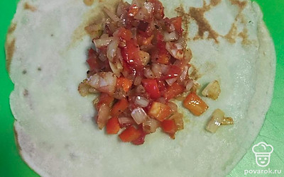 Выкладываем вниз пластинки сыра, сверху — овощную смесь. Закрываем конвертиком и отправляем в духовку на 5-7 минут.
