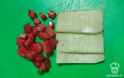 Перец шинкуем мелким кубиком, сыр нарезаем пластиками. 