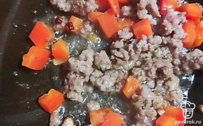 Отправляем обжариваться фарш со сладким перцем. Солим и жарим до готовности перца.