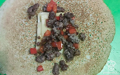 На блин выкладываем пластинки сыра и сверху обжаренный фарш с перцем.
Закрываем конвертиком. Отправляем в духовку на 5-7 минут.