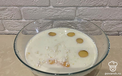 Все продукты выложить в миску, кроме варенья. Оно нам понадобится для начинки.