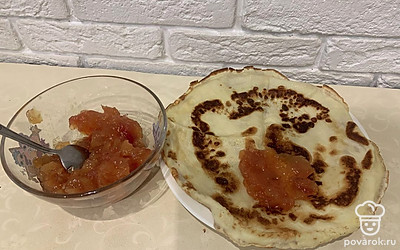 Каждый готовый блин начинить вареньем. 