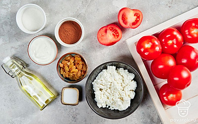 Помойте помидоры, изюм и мяту. Изюм залейте кипятком на 10 минут