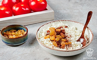 Приготовьте начинку. Творог измельчите в блендере, смешайте его с корицей, солью, сахаром и изюмом. Тщательно перемешайте.