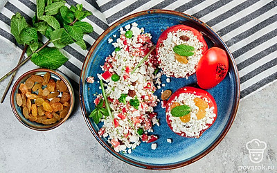 При подаче украсьте помидоры листиками мяты.