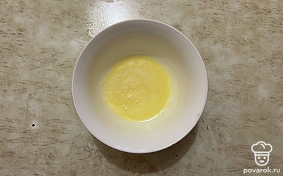 В микроволновке растопите сливочное масло до жидкого состояния. 