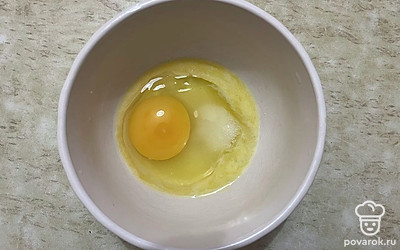 В глубокую миску разбейте яйцо, добавьте к нему сахар и растопленное масло.